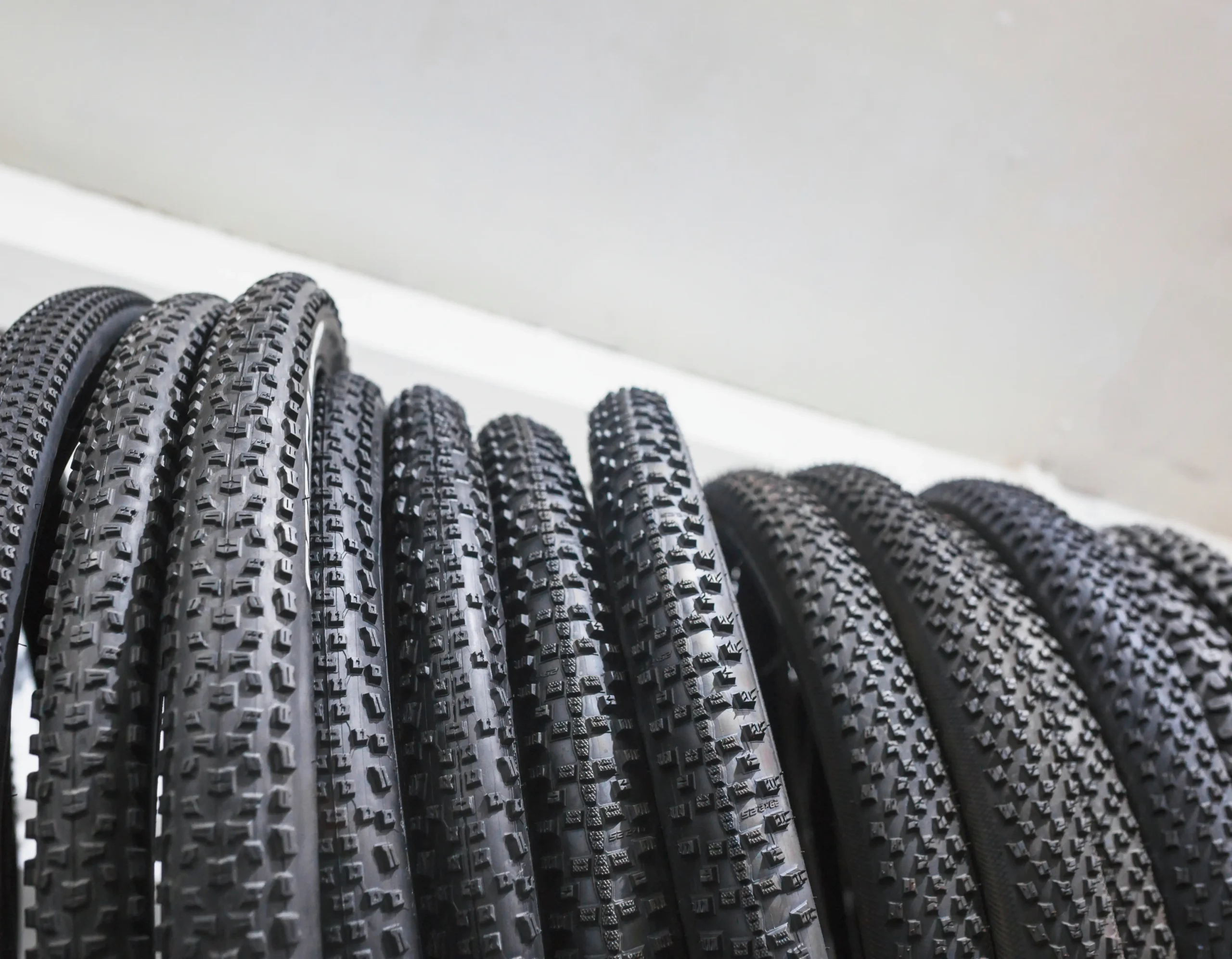 Opony bezdętkowe – przydatne informacje o systemie Tubeless