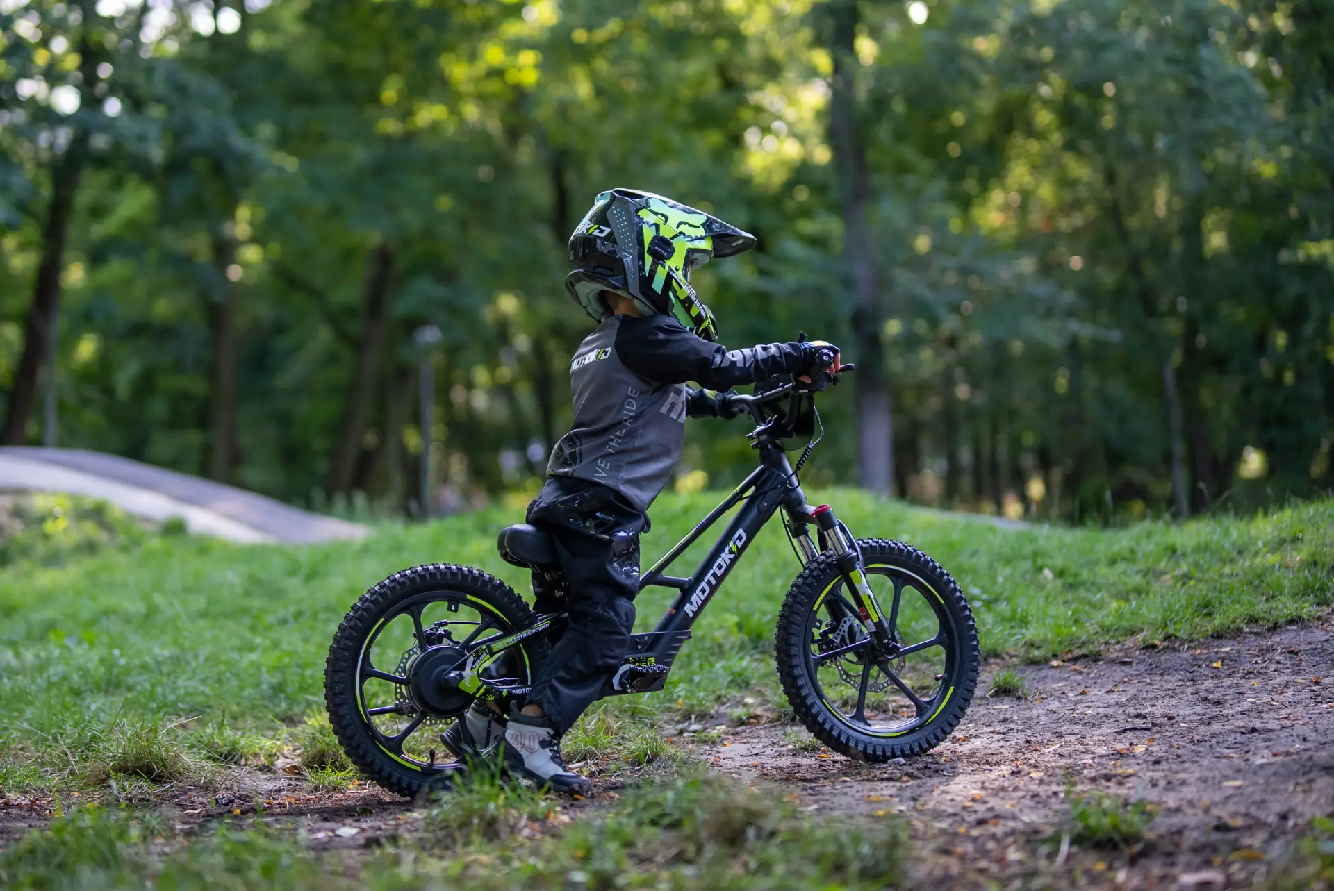 Jak działa rowerek biegowy elektryczny? Przykłady MotoKid