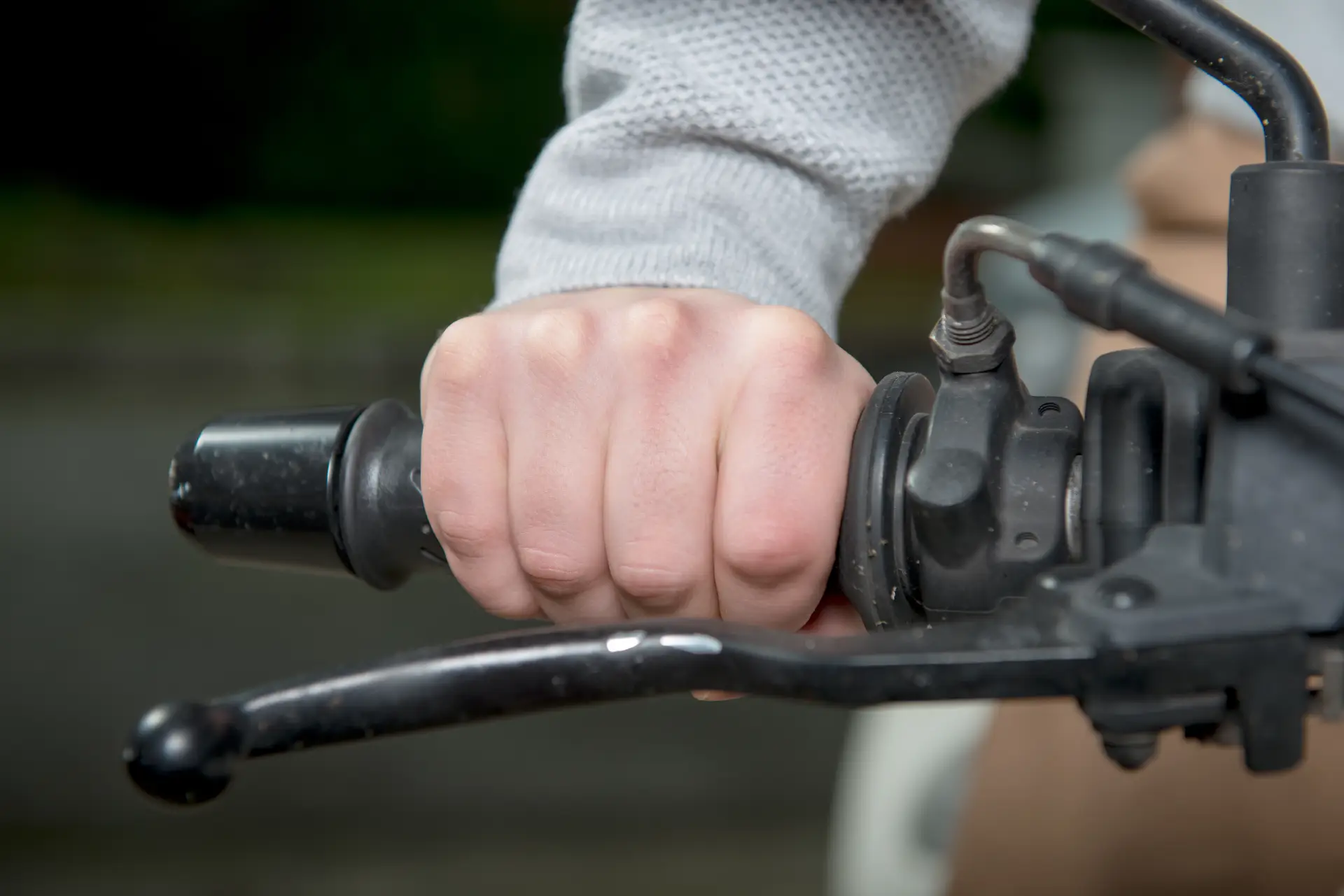 Jak uczyć dziecko hamowania? Techniki hamowania na rowerku biegowym i elektrycznym